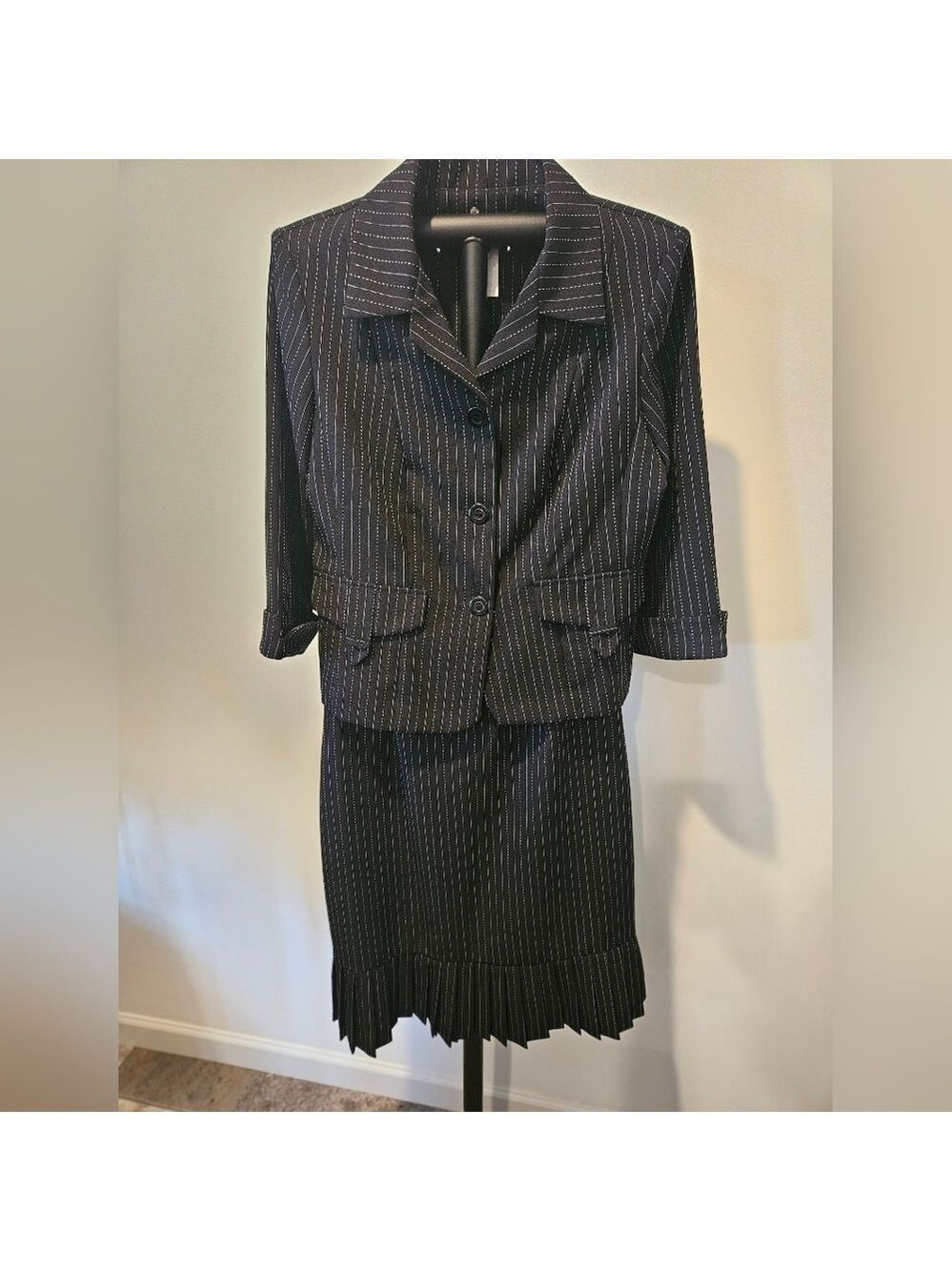 SPAGO COLLECTION BLACK W/WHITE PIN STRIPE SKIRT & JACKET SIZE 8